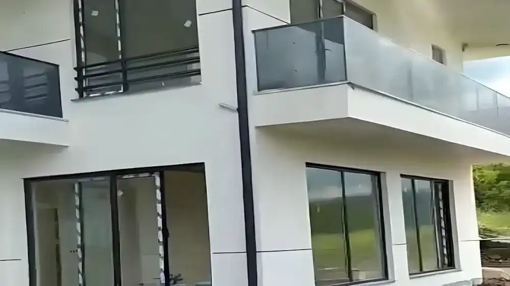 Kocaeli PEN tarafından yapılan, modern mimariye sahip iki villanın balkonlarında cam küpeşte ve pencerelerinin önünde alüminyum korkuluk sistemleri. Bahçecik Cam Küpeşte