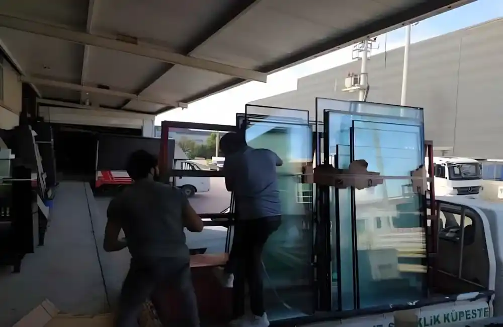 Kocaeli PEN tarafından yapılan, modern mimariye sahip iki villanın balkonlarında cam küpeşte ve pencerelerinin önünde alüminyum korkuluk sistemleri. Bahçecik Cam Küpeşte