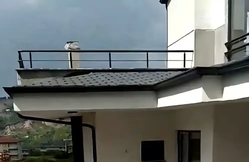 Kocaeli PEN tarafından yapılan, modern mimariye sahip iki villanın balkonlarında cam küpeşte ve pencerelerinin önünde alüminyum korkuluk sistemleri. Bahçecik Cam Küpeşte