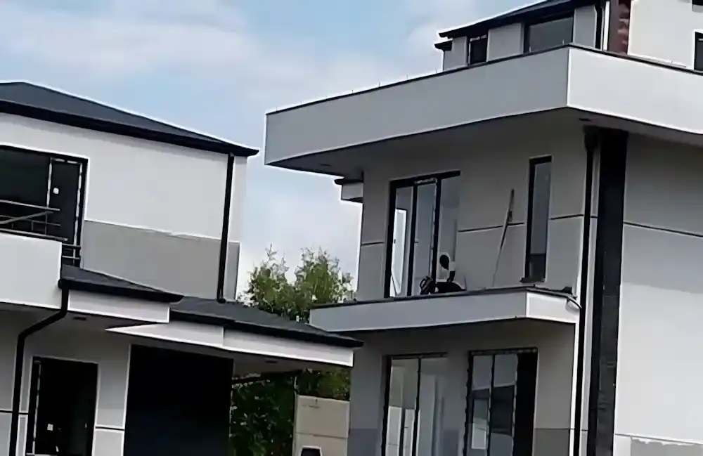 Kocaeli PEN tarafından yapılan, modern mimariye sahip iki villanın balkonlarında cam küpeşte ve pencerelerinin önünde alüminyum korkuluk sistemleri. Bahçecik Cam Küpeşte