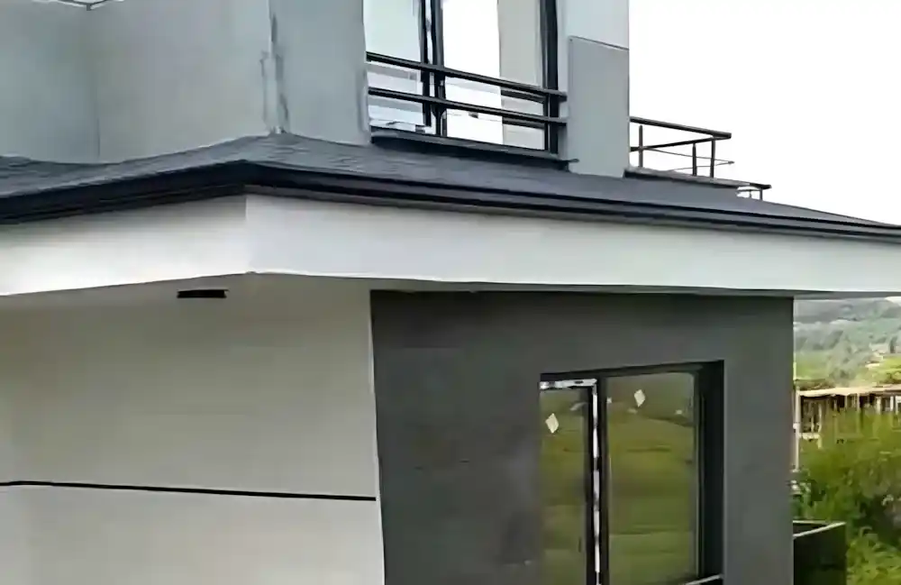 Kocaeli PEN tarafından yapılan, modern mimariye sahip iki villanın balkonlarında cam küpeşte ve pencerelerinin önünde alüminyum korkuluk sistemleri. Bahçecik Cam Küpeşte