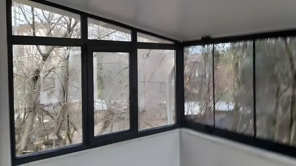 Çenesuyu Cam Balkon & PVC Kapatma, Kocaeli PEN tarafından yapılan, antrasit renkli Egepen PVC pencereler ve katlanır cam balkon