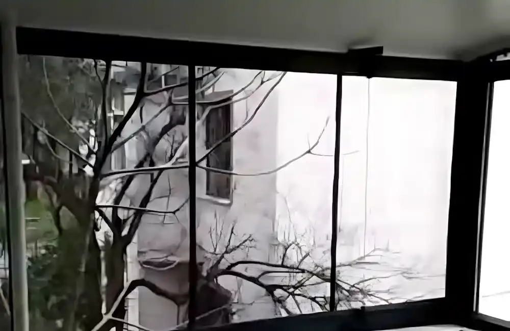 Çenesuyu Cam Balkon & PVC Kapatma, Kocaeli PEN tarafından yapılan, antrasit renkli Egepen PVC pencereler ve katlanır cam balkon