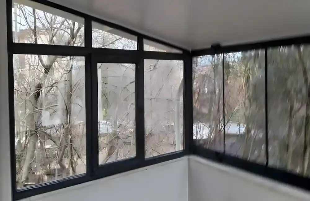 Çenesuyu Cam Balkon & PVC Kapatma, Kocaeli PEN tarafından yapılan, antrasit renkli Egepen PVC pencereler ve katlanır cam balkon