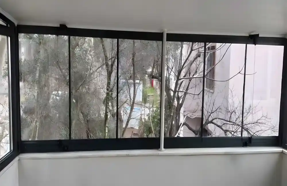 Çenesuyu Cam Balkon & PVC Kapatma, Kocaeli PEN tarafından yapılan, antrasit renkli Egepen PVC pencereler ve katlanır cam balkon