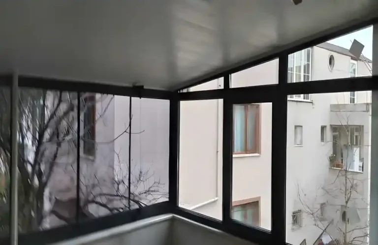 Çenesuyu Cam Balkon & PVC Kapatma, Kocaeli PEN tarafından yapılan, antrasit renkli Egepen PVC pencereler ve katlanır cam balkon