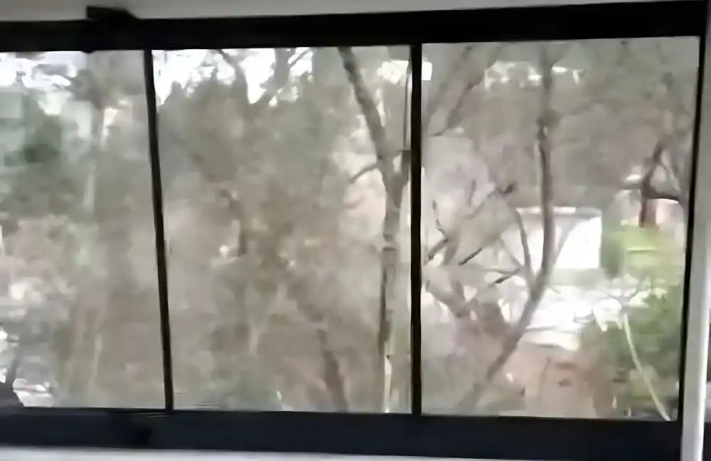 Çenesuyu Cam Balkon & PVC Kapatma, Kocaeli PEN tarafından yapılan, antrasit renkli Egepen PVC pencereler ve katlanır cam balkon