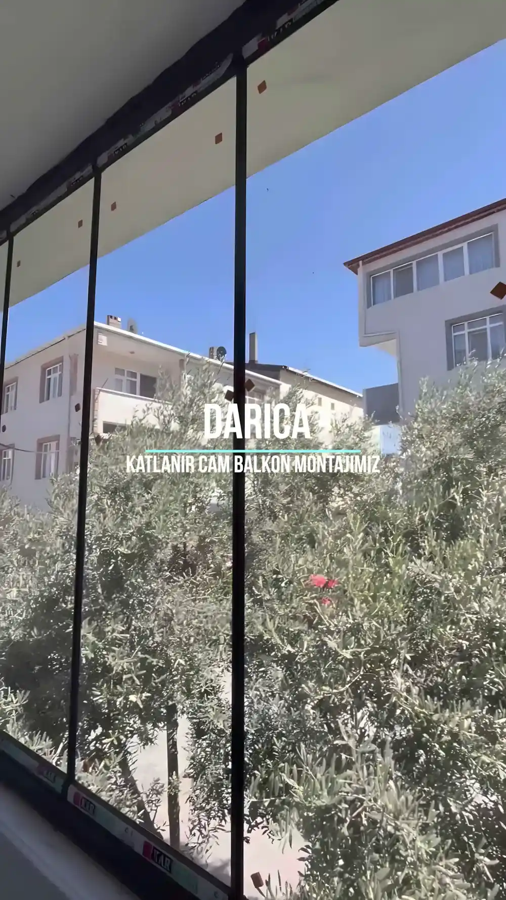 Darıca Özel Cam Balkon Kocaeli PEN tarafından yapılan, en sol kanadı pencere gibi açılabilen, 8 kanatlı, özel tasarım, modern ve fonksiyonel katlanır cam balkon sistemi.