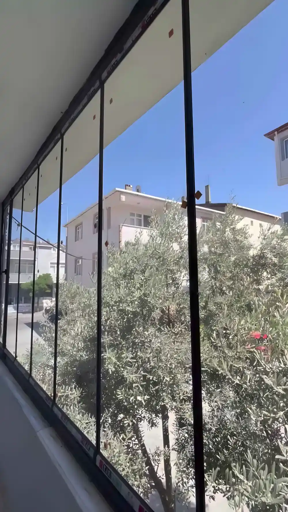 Darıca Özel Cam Balkon Kocaeli PEN tarafından yapılan, en sol kanadı pencere gibi açılabilen, 8 kanatlı, özel tasarım, modern ve fonksiyonel katlanır cam balkon sistemi.
