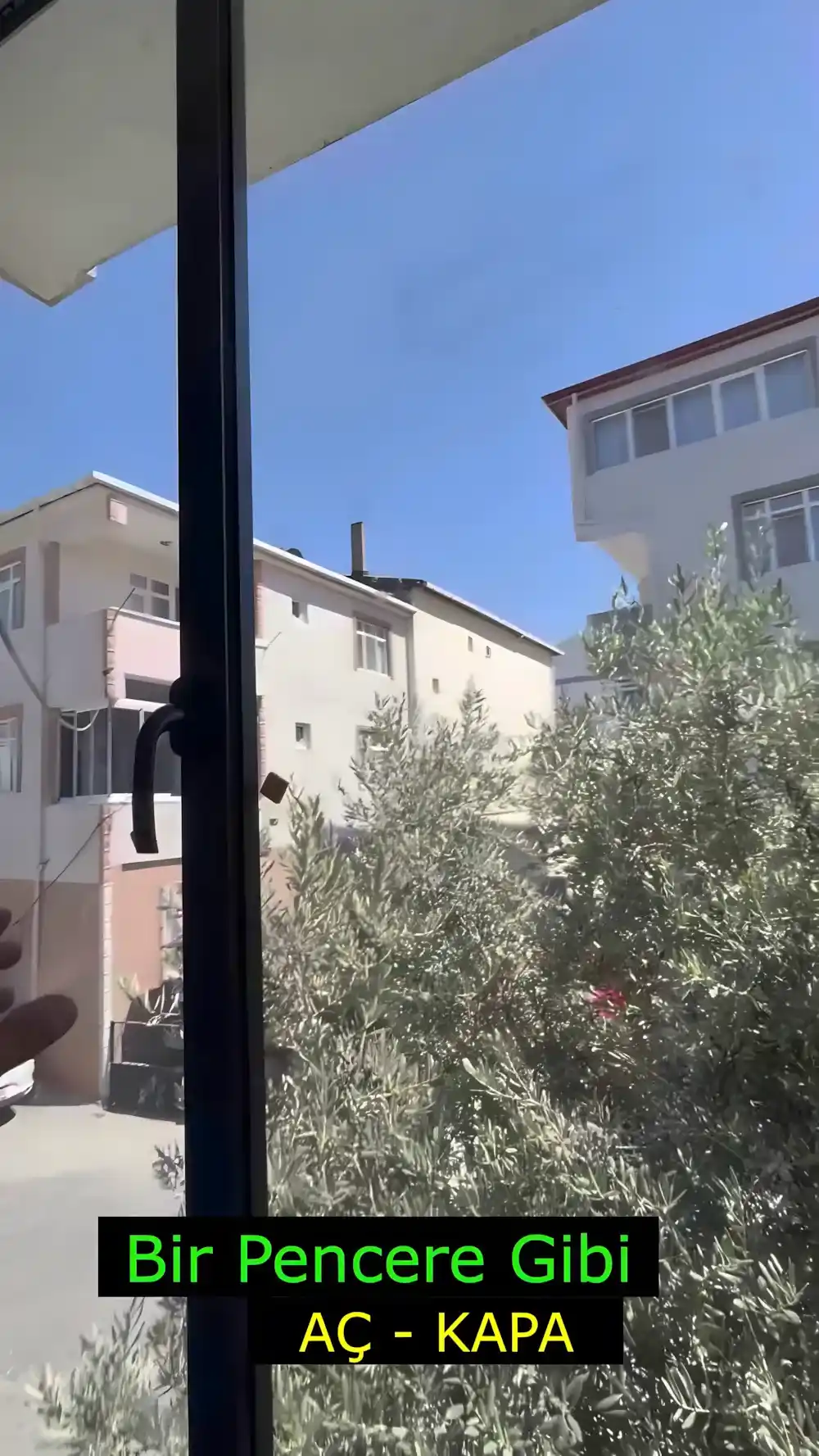 Darıca Özel Cam Balkon Kocaeli PEN tarafından yapılan, en sol kanadı pencere gibi açılabilen, 8 kanatlı, özel tasarım, modern ve fonksiyonel katlanır cam balkon sistemi.