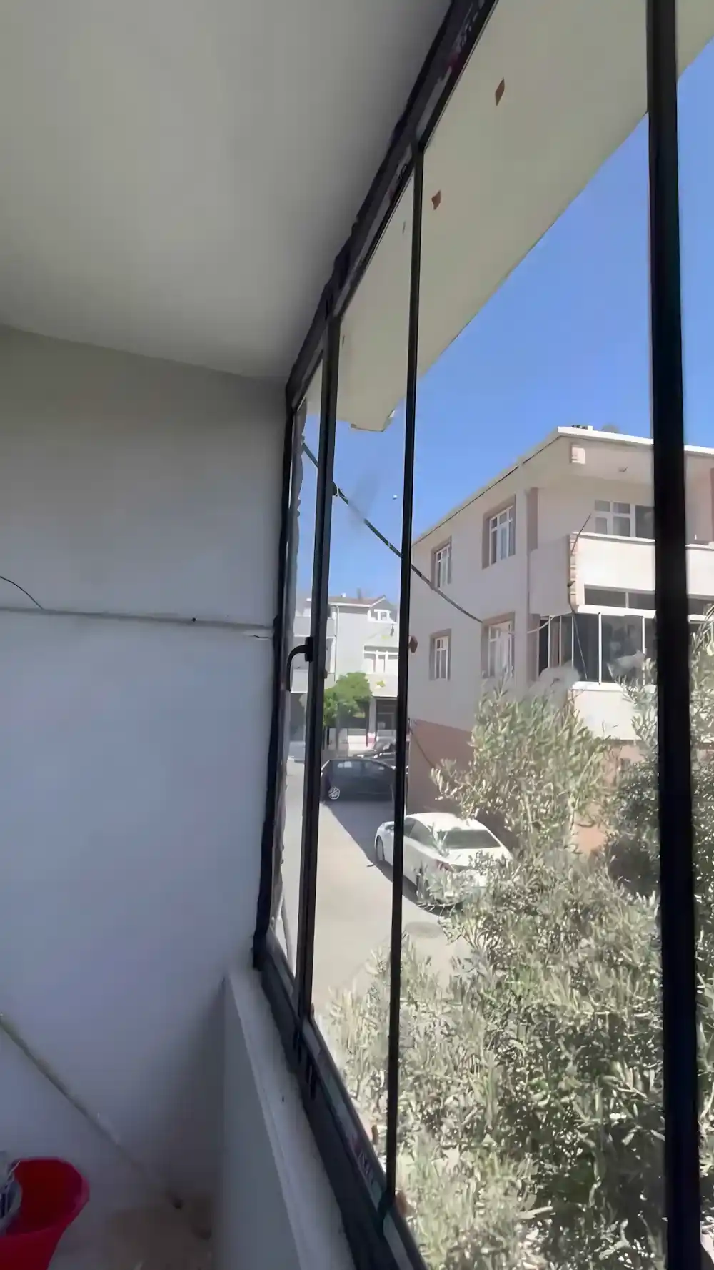 Darıca Özel Cam Balkon Kocaeli PEN tarafından yapılan, en sol kanadı pencere gibi açılabilen, 8 kanatlı, özel tasarım, modern ve fonksiyonel katlanır cam balkon sistemi.