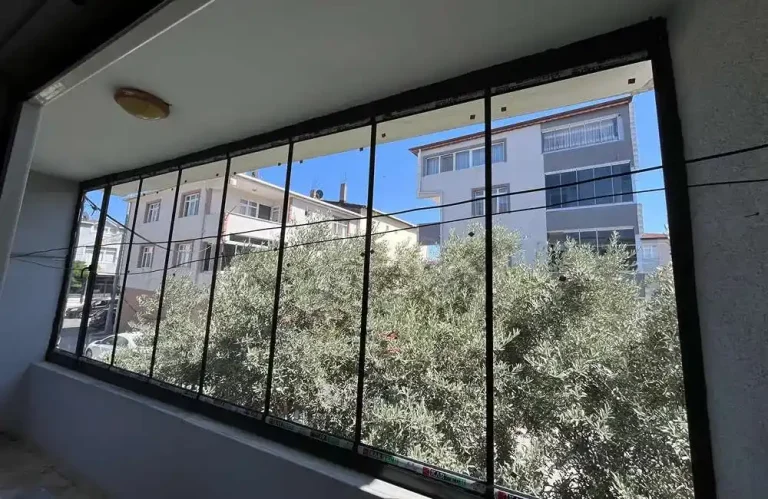 Darıca Özel Cam Balkon Kocaeli PEN tarafından yapılan, en sol kanadı pencere gibi açılabilen, 8 kanatlı, özel tasarım, modern ve fonksiyonel katlanır cam balkon sistemi.