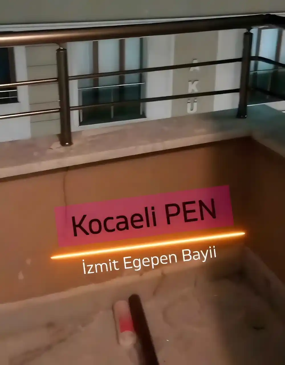 Dilovası Alüminyum Küpeşte. Kocaeli PEN tarafından yapılan; modern alüminyum küpeşte, devasa sürme pimapen ve Egepen kapı/pencere sistemlerinin bir arada uygulandığı komple daire dönüşüm projesi.