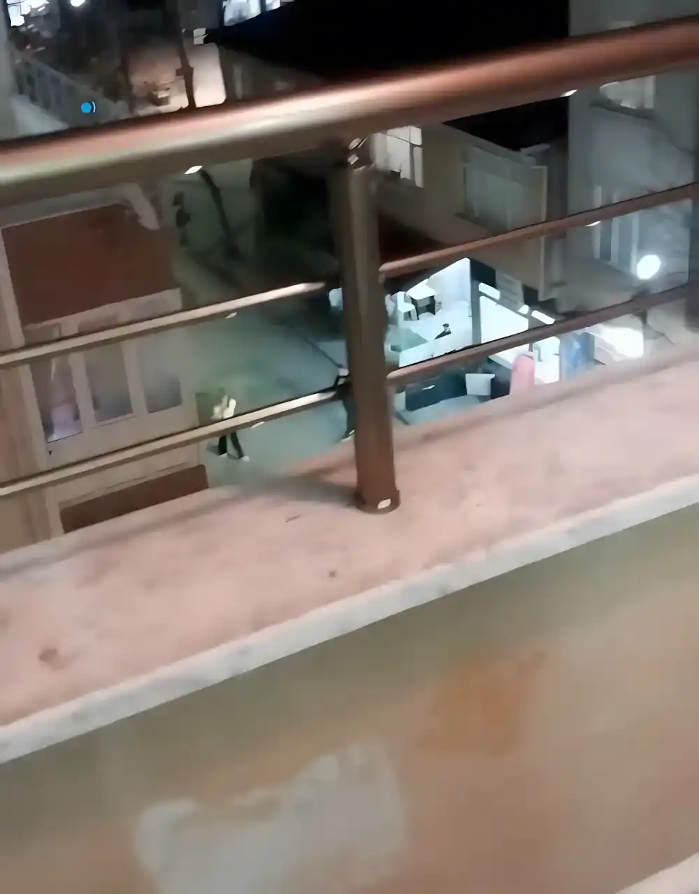 Dilovası Alüminyum Küpeşte. Kocaeli PEN tarafından yapılan; modern alüminyum küpeşte, devasa sürme pimapen ve Egepen kapı/pencere sistemlerinin bir arada uygulandığı komple daire dönüşüm projesi.