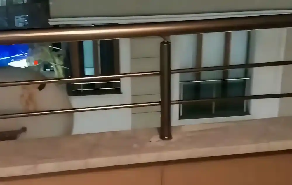 Dilovası Alüminyum Küpeşte. Kocaeli PEN tarafından yapılan; modern alüminyum küpeşte, devasa sürme pimapen ve Egepen kapı/pencere sistemlerinin bir arada uygulandığı komple daire dönüşüm projesi.