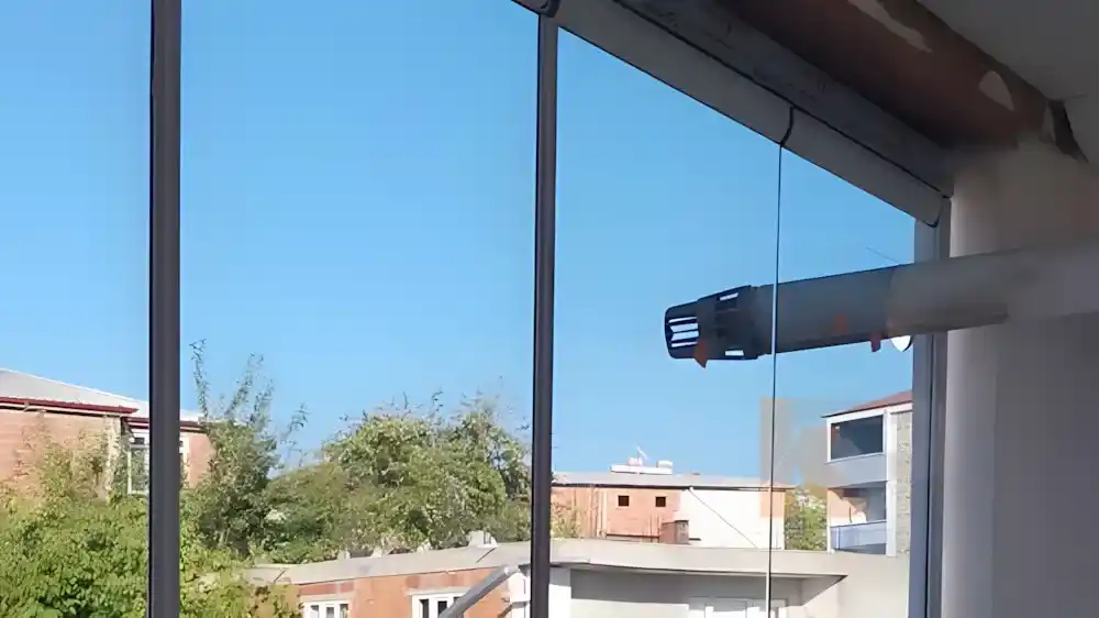 Dilovası Katlanır Cam Kocaeli PEN tarafından üç katlı bir binanın ikinci ve üçüncü kat balkonlarına montajı yapılmış, modern ve estetik katlanır cam sistemleri.