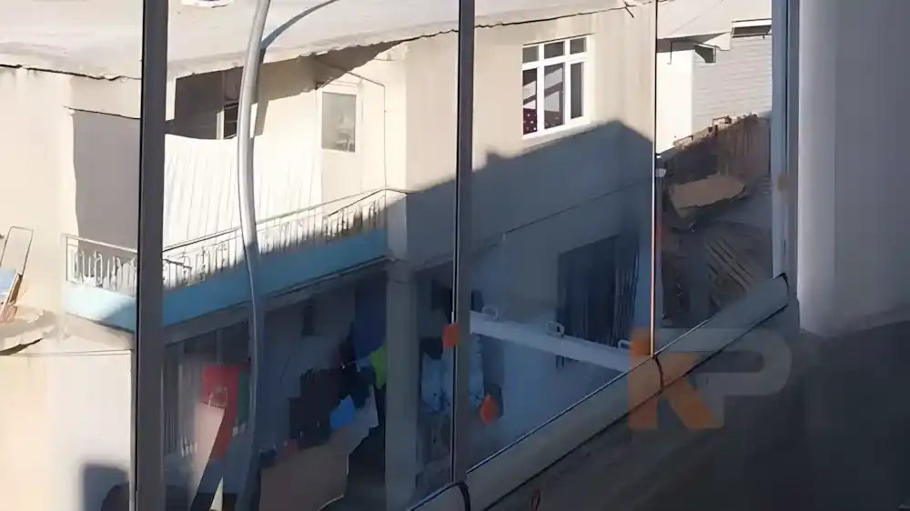 Dilovası Katlanır Cam Kocaeli PEN tarafından üç katlı bir binanın ikinci ve üçüncü kat balkonlarına montajı yapılmış, modern ve estetik katlanır cam sistemleri.