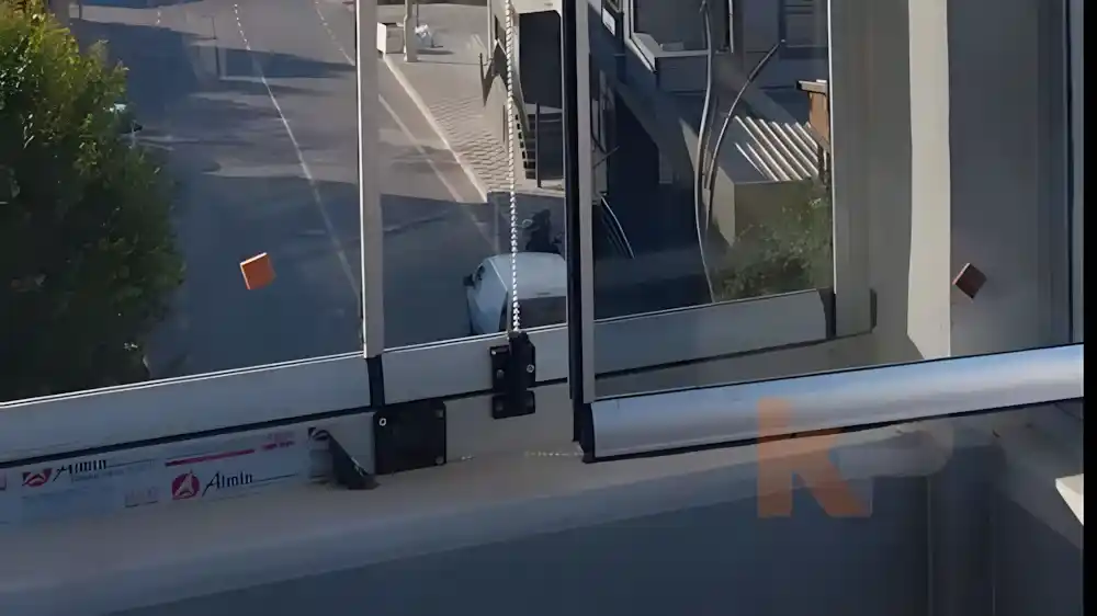 Dilovası Katlanır Cam Kocaeli PEN tarafından üç katlı bir binanın ikinci ve üçüncü kat balkonlarına montajı yapılmış, modern ve estetik katlanır cam sistemleri.