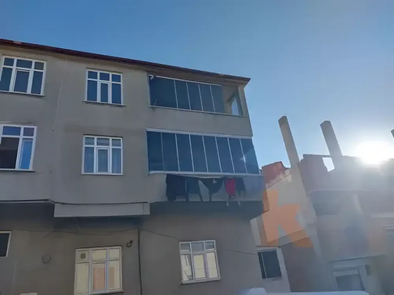 Dilovası Katlanır Cam Kocaeli PEN tarafından üç katlı bir binanın ikinci ve üçüncü kat balkonlarına montajı yapılmış, modern ve estetik katlanır cam sistemleri.