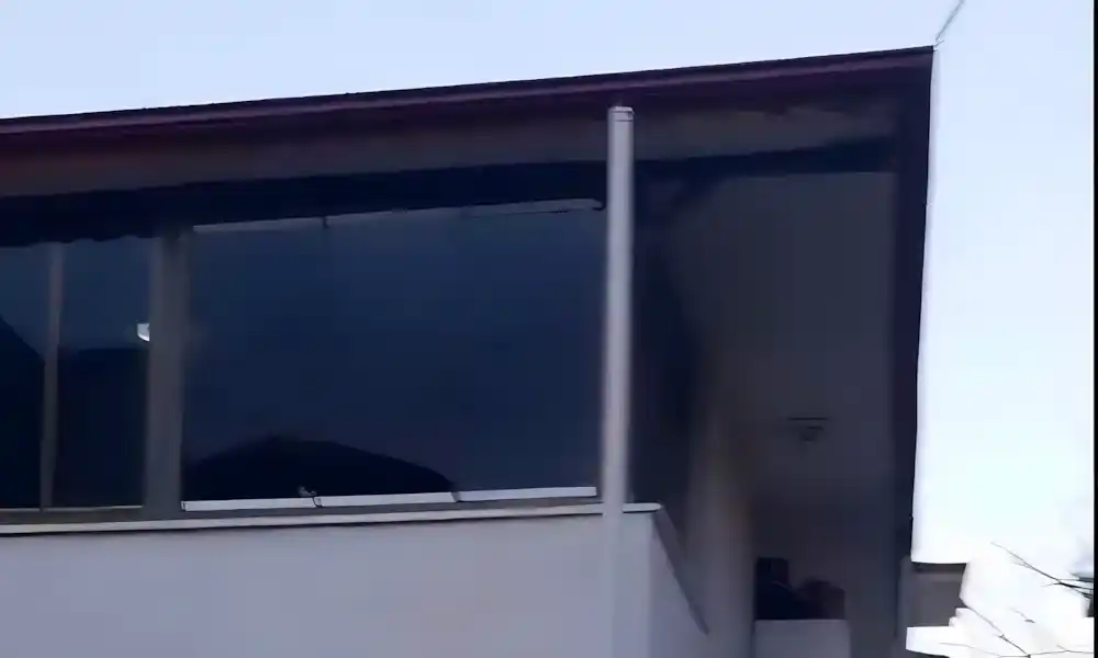 Emekevler Sürme Cam Balkon. Müstakil bir binanın ikinci katındaki balkona, Kocaeli PEN tarafından modern sürgülü cam balkon sistemi montajı yapılmıştır.