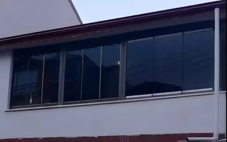 Emekevler Sürme Cam Balkon. Müstakil bir binanın ikinci katındaki balkona, Kocaeli PEN tarafından modern sürgülü cam balkon sistemi montajı yapılmıştır.