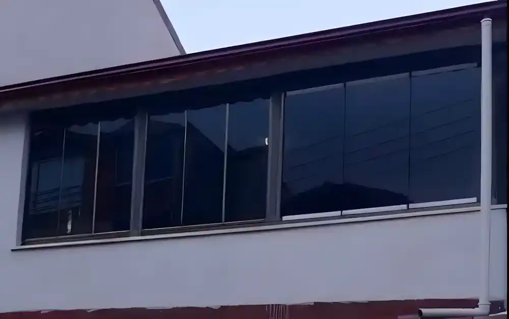 Emekevler Sürme Cam Balkon. Müstakil bir binanın ikinci katındaki balkona, Kocaeli PEN tarafından modern sürgülü cam balkon sistemi montajı yapılmıştır.