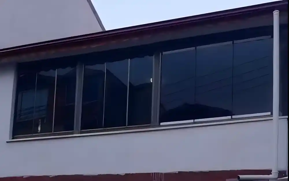 Emekevler Sürme Cam Balkon. Müstakil bir binanın ikinci katındaki balkona, Kocaeli PEN tarafından modern sürgülü cam balkon sistemi montajı yapılmıştır.