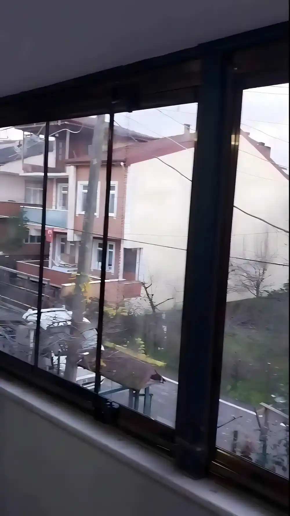 Emekevler Sürme Cam Balkon. Müstakil bir binanın ikinci katındaki balkona, Kocaeli PEN tarafından modern sürgülü cam balkon sistemi montajı yapılmıştır.