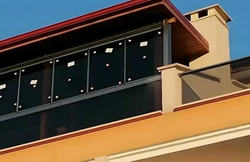 Kocaeli Gölcük Cam Balkon füme renkli, ısıcamlı ve temperli, modern katlanır cam balkon sistemi.