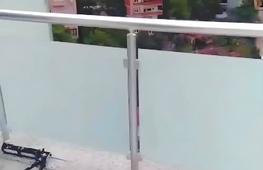 Kocaeli İzmit Akçakent 2. Etap Konutları'nda, Kocaeli PEN tarafından geniş bir terasa montajı yapılmış, şehir manzaralı, buzlu (opak) lamine camlı, modern alüminyum lamine cam küpeşte sistemi.