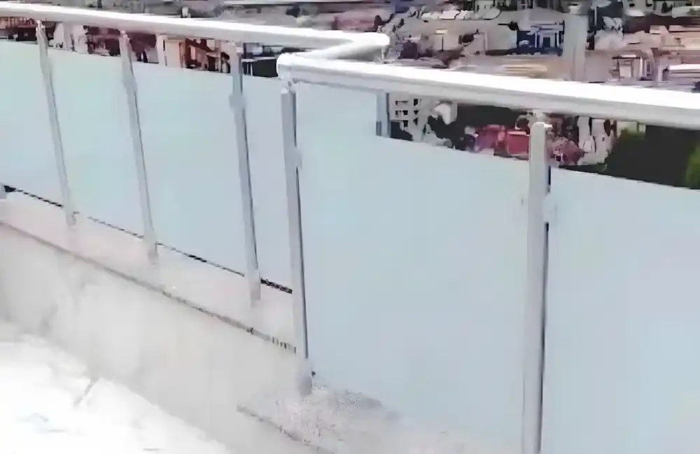 Kocaeli İzmit Akçakent 2. Etap Konutları'nda, Kocaeli PEN tarafından geniş bir terasa montajı yapılmış, şehir manzaralı, buzlu (opak) lamine camlı, modern alüminyum lamine cam küpeşte sistemi.