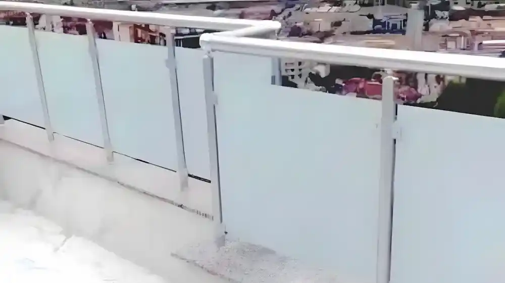 Kocaeli İzmit Akçakent 2. Etap Konutları'nda, Kocaeli PEN tarafından geniş bir terasa montajı yapılmış, şehir manzaralı, buzlu (opak) lamine camlı, modern alüminyum lamine cam küpeşte sistemi.