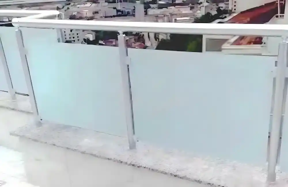 Kocaeli İzmit Akçakent 2. Etap Konutları'nda, Kocaeli PEN tarafından geniş bir terasa montajı yapılmış, şehir manzaralı, buzlu (opak) lamine camlı, modern alüminyum lamine cam küpeşte sistemi.