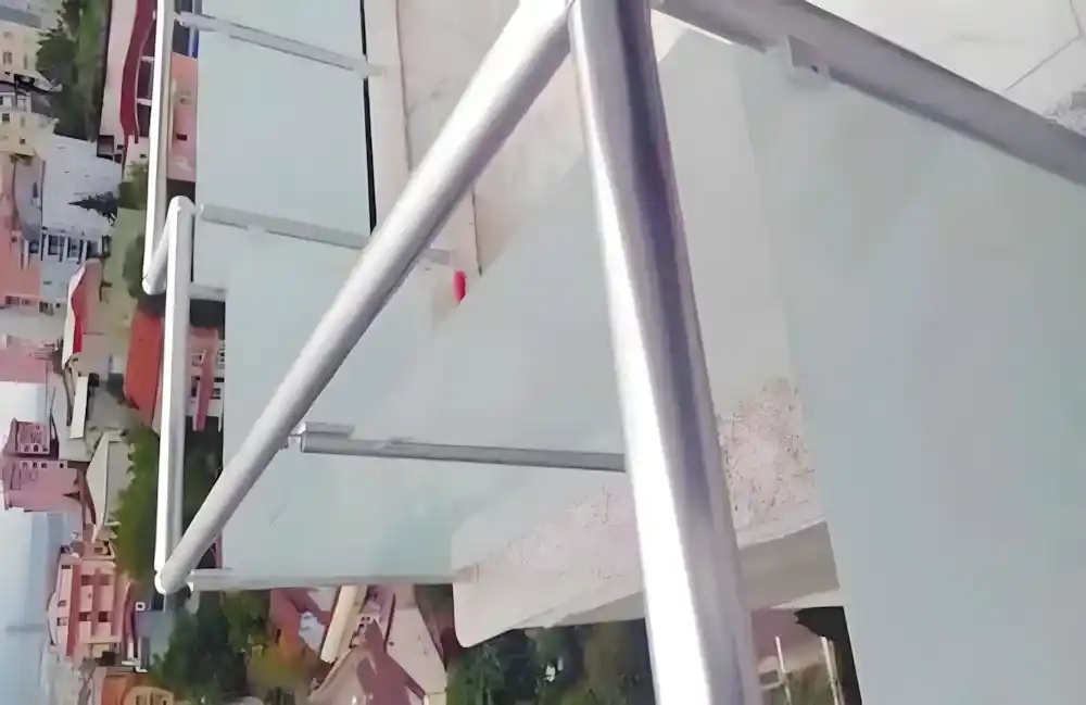 Kocaeli İzmit Akçakent 2. Etap Konutları'nda, Kocaeli PEN tarafından geniş bir terasa montajı yapılmış, şehir manzaralı, buzlu (opak) lamine camlı, modern alüminyum lamine cam küpeşte sistemi.