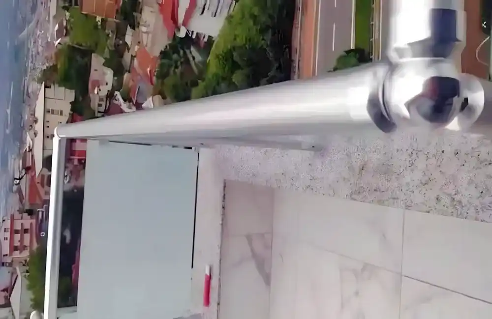 Kocaeli İzmit Akçakent 2. Etap Konutları'nda, Kocaeli PEN tarafından geniş bir terasa montajı yapılmış, şehir manzaralı, buzlu (opak) lamine camlı, modern alüminyum lamine cam küpeşte sistemi.