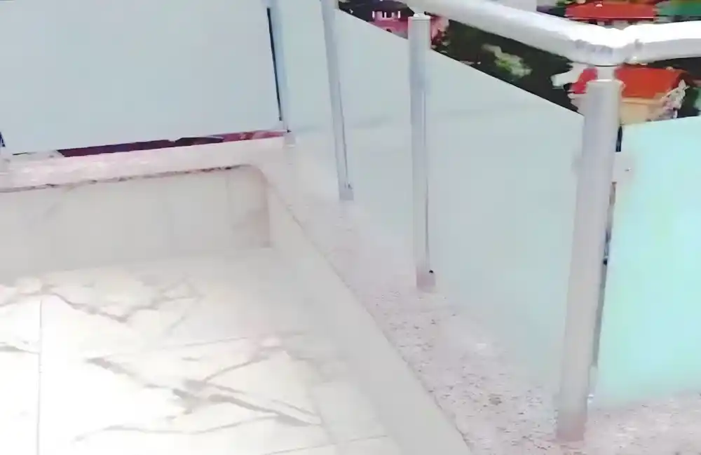 Kocaeli İzmit Akçakent 2. Etap Konutları'nda, Kocaeli PEN tarafından geniş bir terasa montajı yapılmış, şehir manzaralı, buzlu (opak) lamine camlı, modern alüminyum lamine cam küpeşte sistemi.