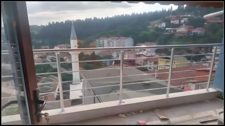 Kocaeli PEN tarafından Bağçeşme Korkuluk projesi. merdiven ve balkonlarına montajı yapılmış, estetik ve güvenli alüminyum korkuluk ve tırabzan sistemleri.