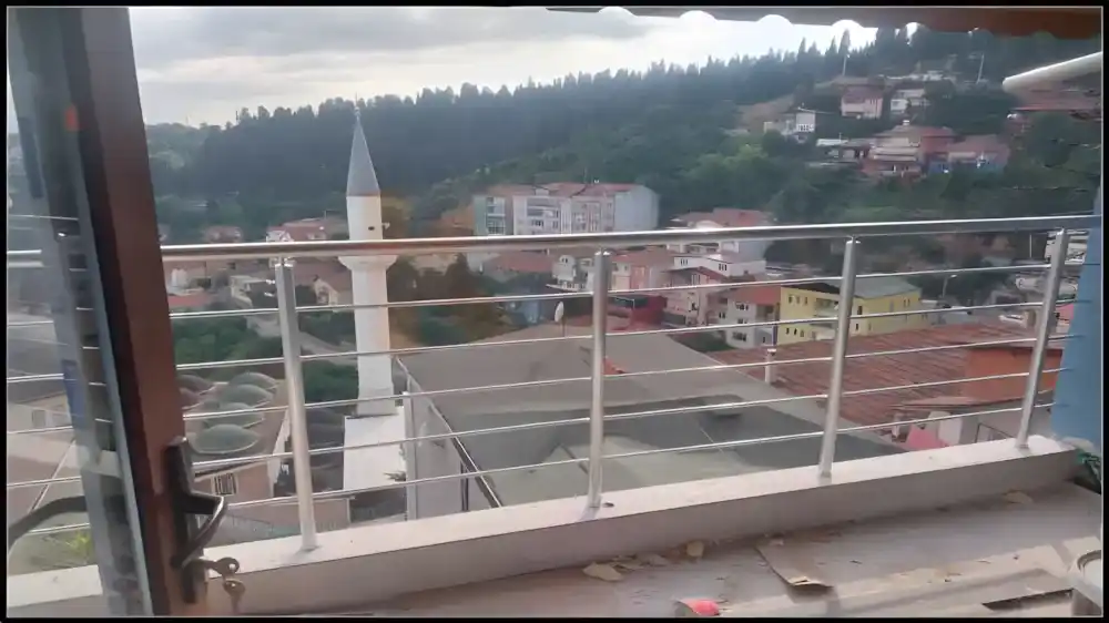 Kocaeli PEN tarafından Bağçeşme Korkuluk projesi. merdiven ve balkonlarına montajı yapılmış, estetik ve güvenli alüminyum korkuluk ve tırabzan sistemleri.