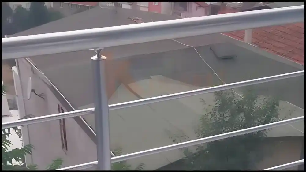 Kocaeli PEN tarafından Bağçeşme Korkuluk projesi. merdiven ve balkonlarına montajı yapılmış, estetik ve güvenli alüminyum korkuluk ve tırabzan sistemleri.