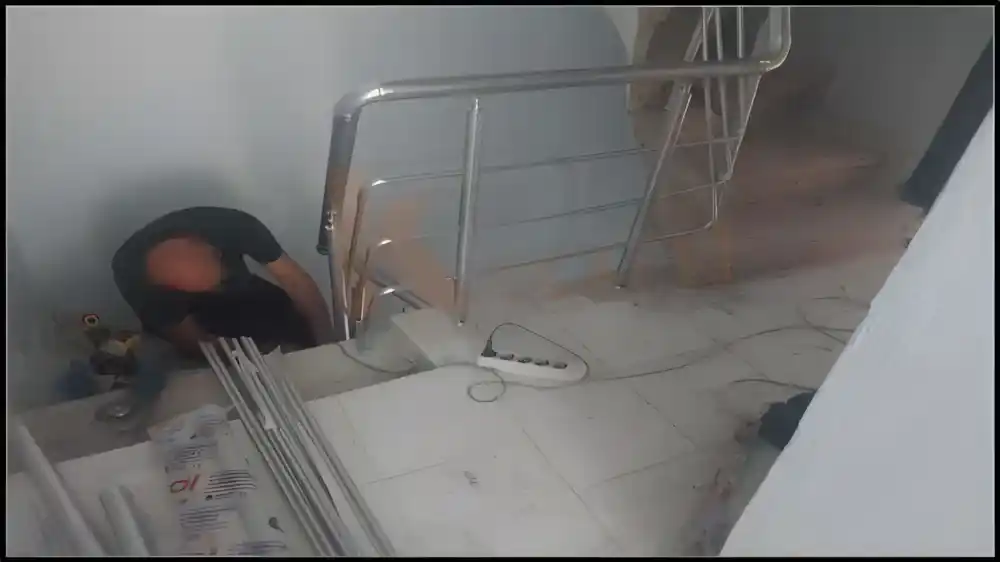 Kocaeli PEN tarafından Bağçeşme Korkuluk projesi. merdiven ve balkonlarına montajı yapılmış, estetik ve güvenli alüminyum korkuluk ve tırabzan sistemleri.