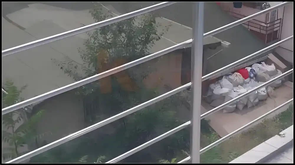 Kocaeli PEN tarafından Bağçeşme Korkuluk projesi. merdiven ve balkonlarına montajı yapılmış, estetik ve güvenli alüminyum korkuluk ve tırabzan sistemleri.