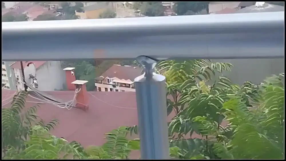 Kocaeli PEN tarafından Bağçeşme Korkuluk projesi. merdiven ve balkonlarına montajı yapılmış, estetik ve güvenli alüminyum korkuluk ve tırabzan sistemleri.