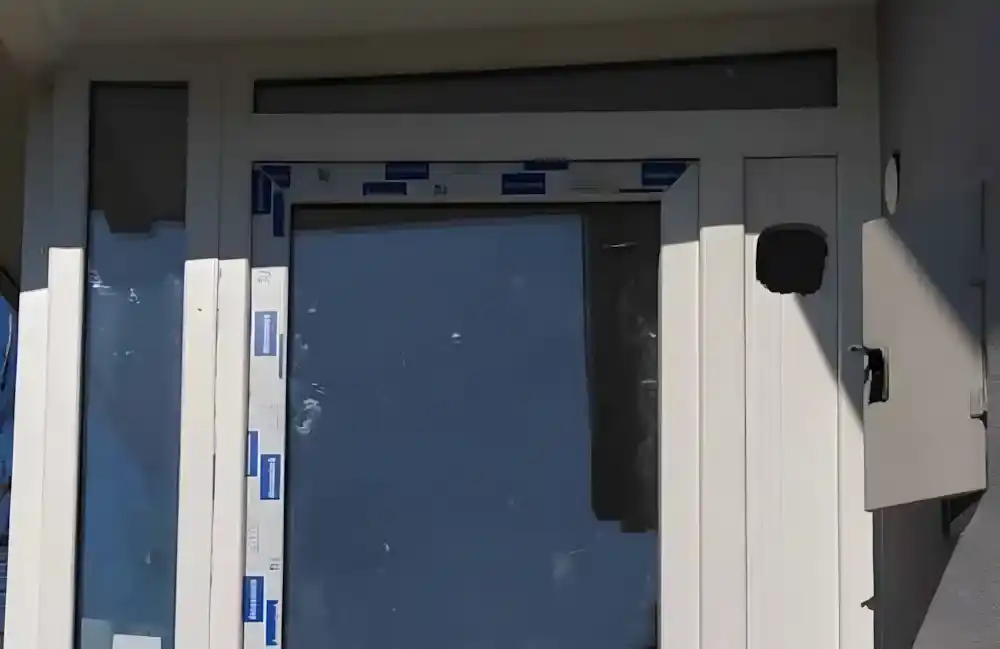 Kocaeli İzmit Bayraklar PVC Balkon, Kocaeli PEN tarafından bir köy evine montajı yapılmış, yalıtımlı ve modern Egepen PVC balkon kapatma sistemi ve kapısı.