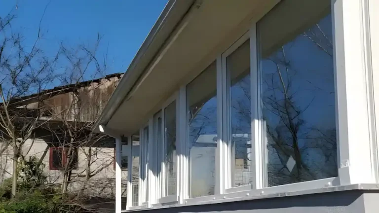 Kocaeli İzmit Bayraklar PVC Balkon, Kocaeli PEN tarafından bir köy evine montajı yapılmış, yalıtımlı ve modern Egepen PVC balkon kapatma sistemi ve kapısı.