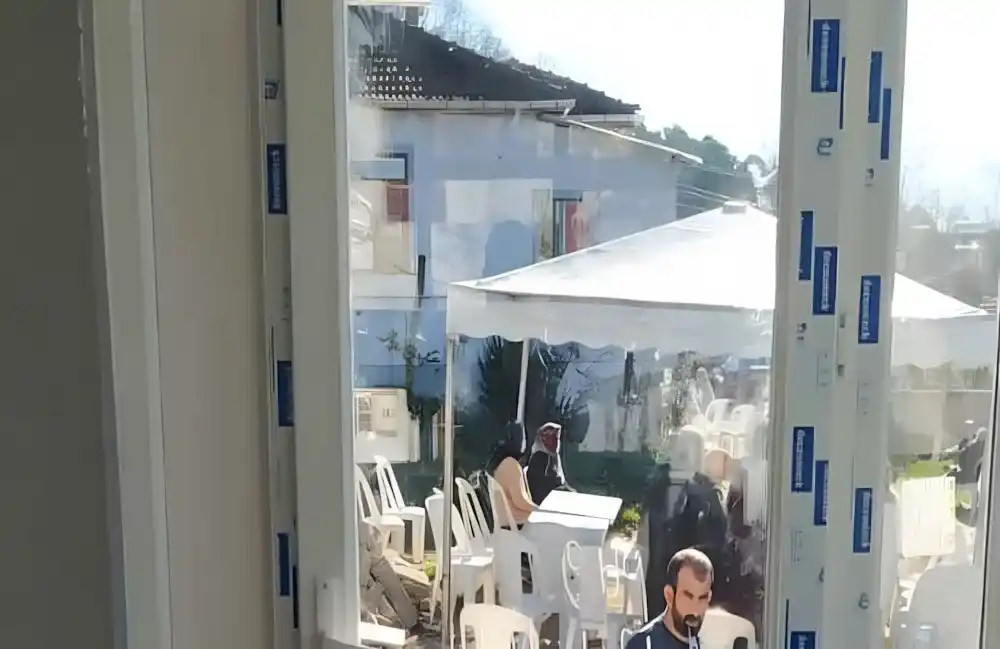 Kocaeli İzmit Bayraklar PVC Balkon, Kocaeli PEN tarafından bir köy evine montajı yapılmış, yalıtımlı ve modern Egepen PVC balkon kapatma sistemi ve kapısı.
