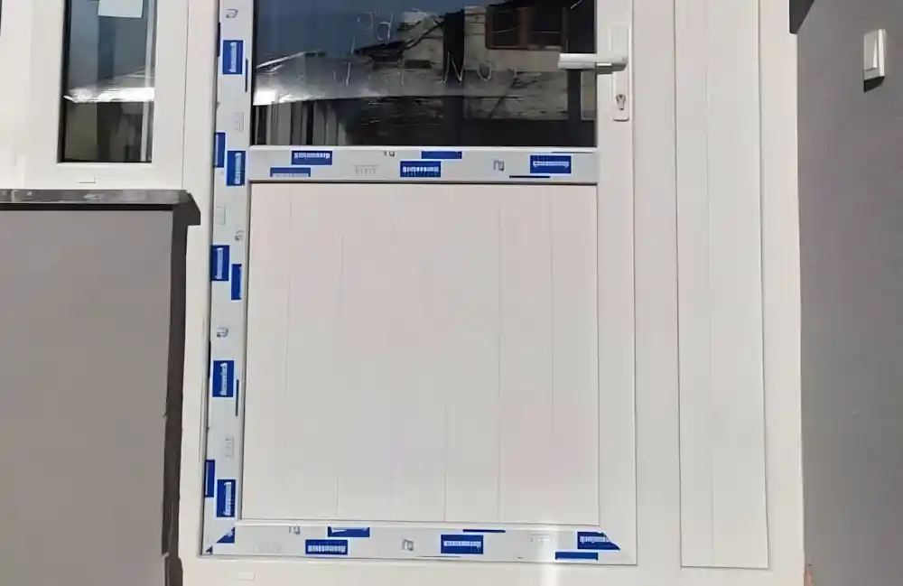 Kocaeli İzmit Bayraklar PVC Balkon, Kocaeli PEN tarafından bir köy evine montajı yapılmış, yalıtımlı ve modern Egepen PVC balkon kapatma sistemi ve kapısı.