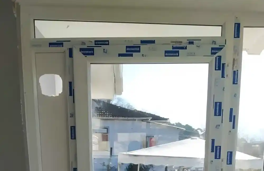 Kocaeli İzmit Bayraklar PVC Balkon, Kocaeli PEN tarafından bir köy evine montajı yapılmış, yalıtımlı ve modern Egepen PVC balkon kapatma sistemi ve kapısı.