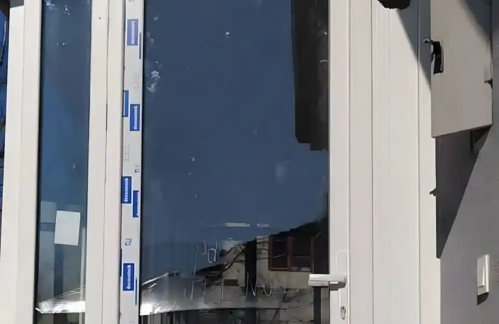 Kocaeli İzmit Bayraklar PVC Balkon, Kocaeli PEN tarafından bir köy evine montajı yapılmış, yalıtımlı ve modern Egepen PVC balkon kapatma sistemi ve kapısı.