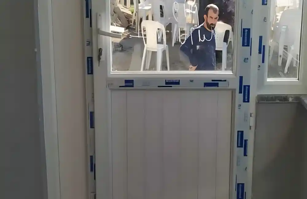 Kocaeli İzmit Bayraklar PVC Balkon, Kocaeli PEN tarafından bir köy evine montajı yapılmış, yalıtımlı ve modern Egepen PVC balkon kapatma sistemi ve kapısı.