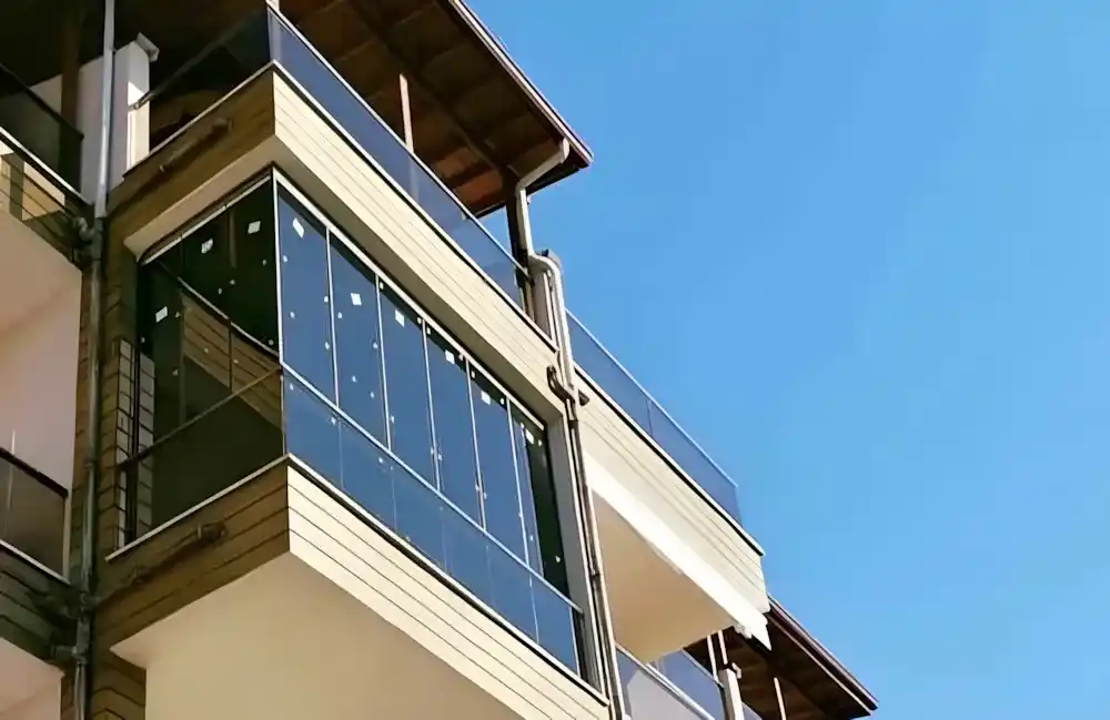 Bekirpaşa Cam Balkon. bir apartman dairesi için Kocaeli PEN tarafından montajı yapılmış, 8mm temperli camlı, modern ve fonksiyonel katlanır cam balkon.